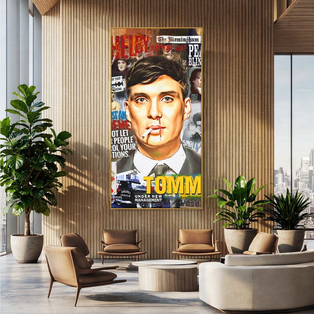 Tablou canvas cu tablou canvas cu portretul lui tommy shelby, in rama de aluminiu auriu, pe perete intr-un birou